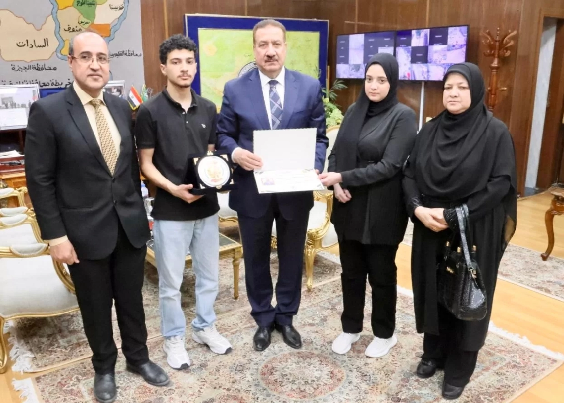 لفتة طيبة ل "أبو ليمون".. أهدى شهادة تقدير ودرع المحافظة لأسرة مدير تعليم الباجور الراحل.. تقديراً لإخلاصه وتفانيه في العمل 15 - جريدة المساء