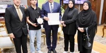 لفتة طيبة ل "أبو ليمون".. أهدى شهادة تقدير ودرع المحافظة لأسرة مدير تعليم الباجور الراحل.. تقديراً لإخلاصه وتفانيه في العمل 1 - جريدة المساء