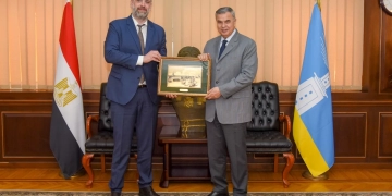 محافظ الإسكندرية يستقبل قنصل عام روسيا لبحث سبل تعزيز التعاون المشترك 2 - جريدة المساء محافظ الإسكندرية يستقبل قنصل عام روسيا لبحث سبل تعزيز التعاون المشترك 1 - جريدة المساء