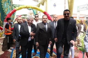 تخليداً لذكراهم الطيبة .. محافظ الشرقية يضع إكليلاً من الزهور على النصب التذكاري لشهداء مدرسة بحر البقر الإبتدائية 77 - جريدة المساء