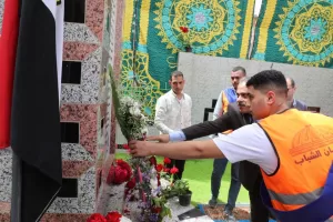 تخليداً لذكراهم الطيبة .. محافظ الشرقية يضع إكليلاً من الزهور على النصب التذكاري لشهداء مدرسة بحر البقر الإبتدائية 75 - جريدة المساء