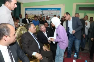 تخليداً لذكراهم الطيبة .. محافظ الشرقية يضع إكليلاً من الزهور على النصب التذكاري لشهداء مدرسة بحر البقر الإبتدائية 55 - جريدة المساء