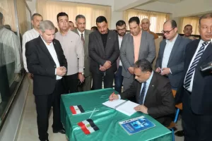 تخليداً لذكراهم الطيبة .. محافظ الشرقية يضع إكليلاً من الزهور على النصب التذكاري لشهداء مدرسة بحر البقر الإبتدائية 51 - جريدة المساء