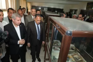 تخليداً لذكراهم الطيبة .. محافظ الشرقية يضع إكليلاً من الزهور على النصب التذكاري لشهداء مدرسة بحر البقر الإبتدائية 49 - جريدة المساء