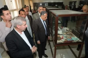 تخليداً لذكراهم الطيبة .. محافظ الشرقية يضع إكليلاً من الزهور على النصب التذكاري لشهداء مدرسة بحر البقر الإبتدائية 47 - جريدة المساء