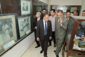 تخليداً لذكراهم الطيبة .. محافظ الشرقية يضع إكليلاً من الزهور على النصب التذكاري لشهداء مدرسة بحر البقر الإبتدائية 35 - جريدة المساء