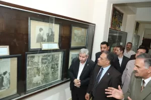 تخليداً لذكراهم الطيبة .. محافظ الشرقية يضع إكليلاً من الزهور على النصب التذكاري لشهداء مدرسة بحر البقر الإبتدائية 31 - جريدة المساء