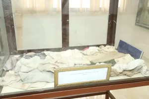 تخليداً لذكراهم الطيبة .. محافظ الشرقية يضع إكليلاً من الزهور على النصب التذكاري لشهداء مدرسة بحر البقر الإبتدائية 25 - جريدة المساء