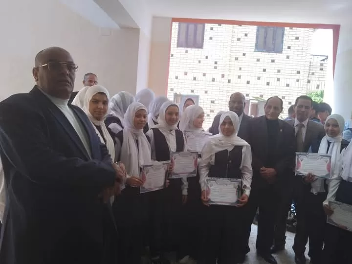 "الفقي" و "تهامي" يكرمان المتفوقين وحفظة القرآن الكريم في فصول الأوسط قمولا الثانوية 23 - جريدة المساء