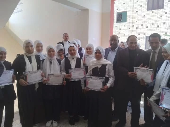 "الفقي" و "تهامي" يكرمان المتفوقين وحفظة القرآن الكريم في فصول الأوسط قمولا الثانوية 15 - جريدة المساء