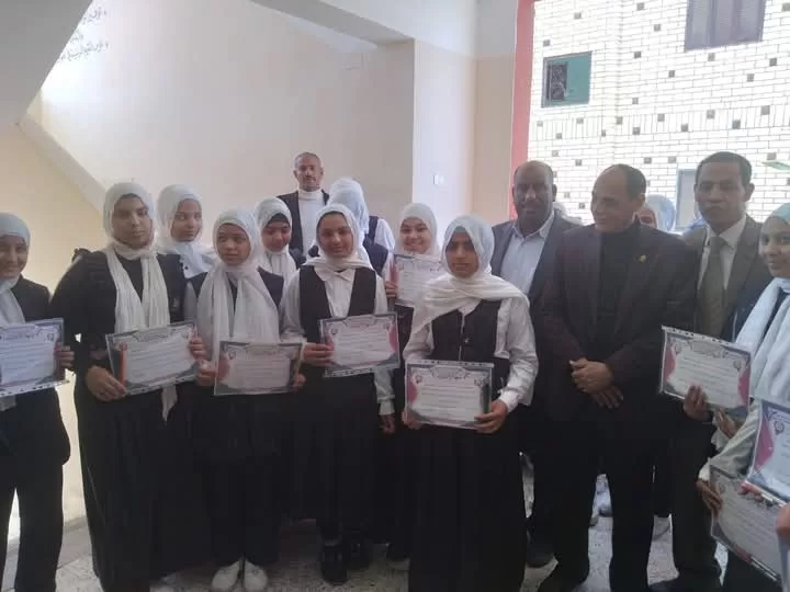 "الفقي" و "تهامي" يكرمان المتفوقين وحفظة القرآن الكريم في فصول الأوسط قمولا الثانوية 27 - جريدة المساء