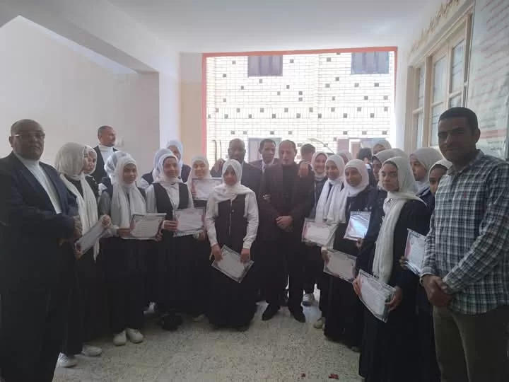 "الفقي" و "تهامي" يكرمان المتفوقين وحفظة القرآن الكريم في فصول الأوسط قمولا الثانوية 31 - جريدة المساء