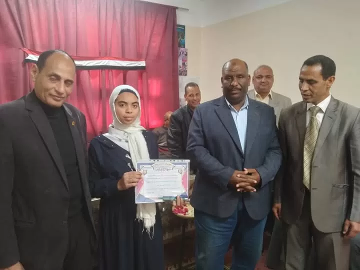 "الفقي" و "تهامي" يكرمان المتفوقين وحفظة القرآن الكريم في فصول الأوسط قمولا الثانوية 39 - جريدة المساء