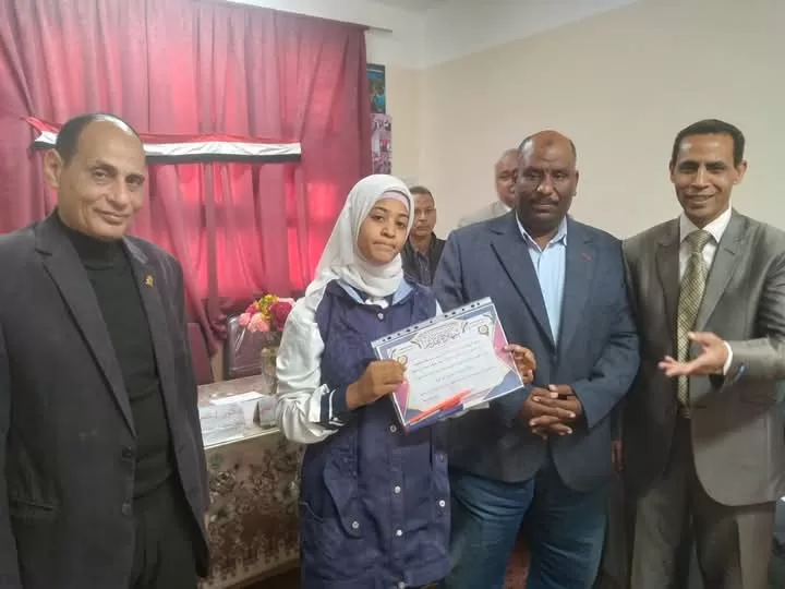 "الفقي" و "تهامي" يكرمان المتفوقين وحفظة القرآن الكريم في فصول الأوسط قمولا الثانوية 37 - جريدة المساء