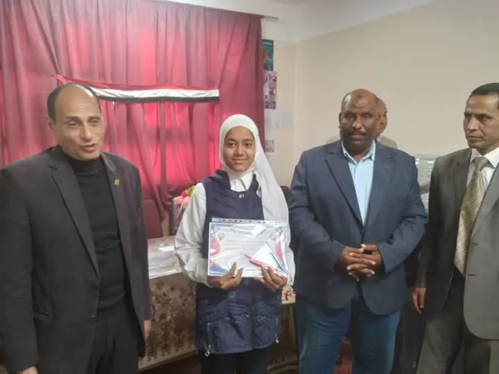 "الفقي" و "تهامي" يكرمان المتفوقين وحفظة القرآن الكريم في فصول الأوسط قمولا الثانوية 35 - جريدة المساء