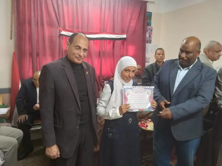 "الفقي" و "تهامي" يكرمان المتفوقين وحفظة القرآن الكريم في فصول الأوسط قمولا الثانوية 33 - جريدة المساء