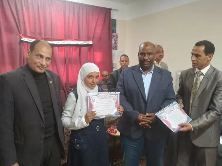 "الفقي" و "تهامي" يكرمان المتفوقين وحفظة القرآن الكريم في فصول الأوسط قمولا الثانوية 49 - جريدة المساء