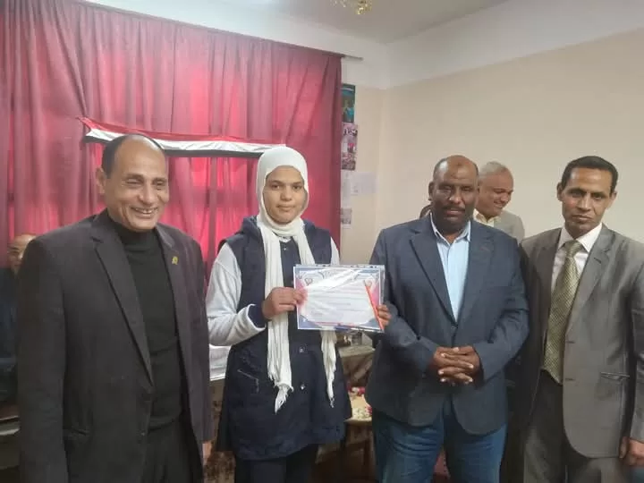 "الفقي" و "تهامي" يكرمان المتفوقين وحفظة القرآن الكريم في فصول الأوسط قمولا الثانوية 47 - جريدة المساء