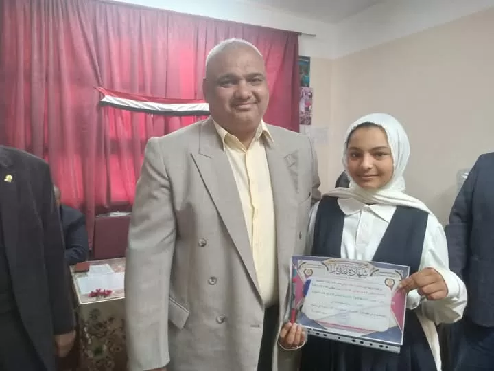 "الفقي" و "تهامي" يكرمان المتفوقين وحفظة القرآن الكريم في فصول الأوسط قمولا الثانوية 45 - جريدة المساء