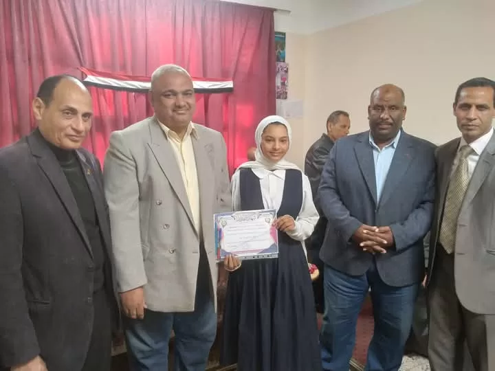 "الفقي" و "تهامي" يكرمان المتفوقين وحفظة القرآن الكريم في فصول الأوسط قمولا الثانوية 43 - جريدة المساء