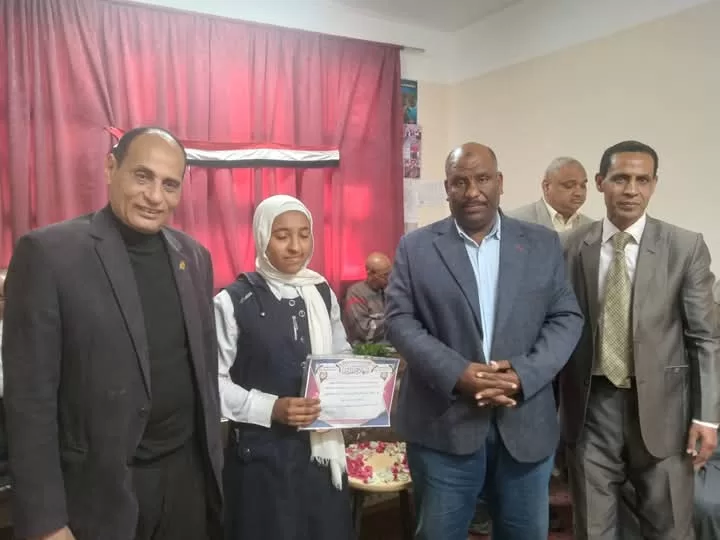 "الفقي" و "تهامي" يكرمان المتفوقين وحفظة القرآن الكريم في فصول الأوسط قمولا الثانوية 41 - جريدة المساء