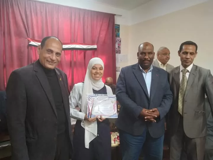 "الفقي" و "تهامي" يكرمان المتفوقين وحفظة القرآن الكريم في فصول الأوسط قمولا الثانوية 53 - جريدة المساء