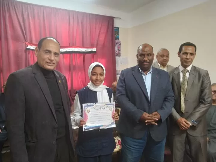 "الفقي" و "تهامي" يكرمان المتفوقين وحفظة القرآن الكريم في فصول الأوسط قمولا الثانوية 55 - جريدة المساء