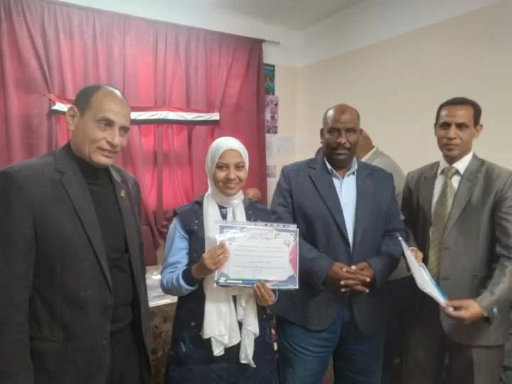 "الفقي" و "تهامي" يكرمان المتفوقين وحفظة القرآن الكريم في فصول الأوسط قمولا الثانوية 63 - جريدة المساء