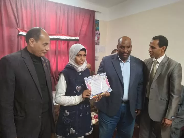 "الفقي" و "تهامي" يكرمان المتفوقين وحفظة القرآن الكريم في فصول الأوسط قمولا الثانوية 59 - جريدة المساء