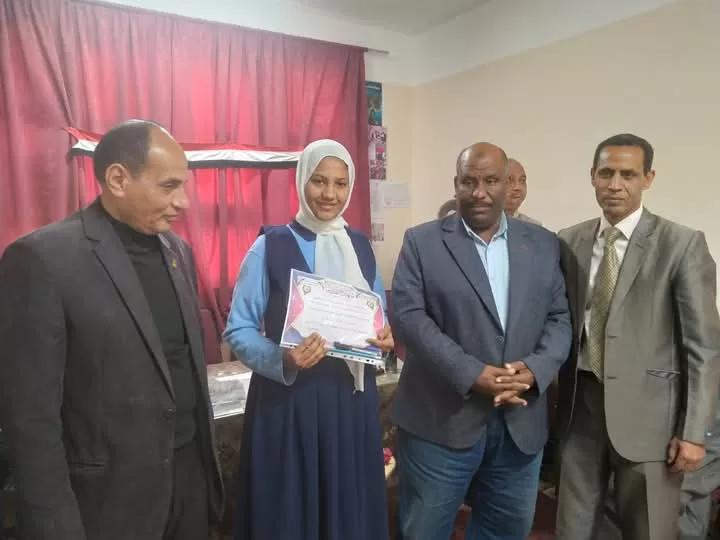 "الفقي" و "تهامي" يكرمان المتفوقين وحفظة القرآن الكريم في فصول الأوسط قمولا الثانوية 57 - جريدة المساء