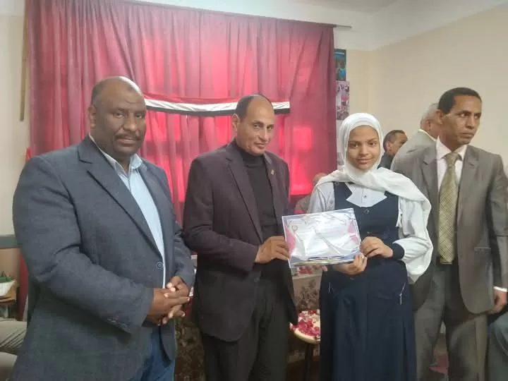 "الفقي" و "تهامي" يكرمان المتفوقين وحفظة القرآن الكريم في فصول الأوسط قمولا الثانوية 73 - جريدة المساء