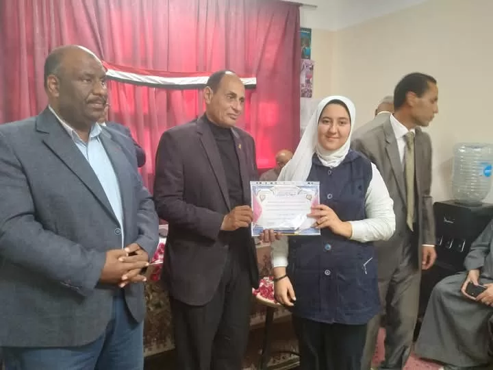 "الفقي" و "تهامي" يكرمان المتفوقين وحفظة القرآن الكريم في فصول الأوسط قمولا الثانوية 71 - جريدة المساء