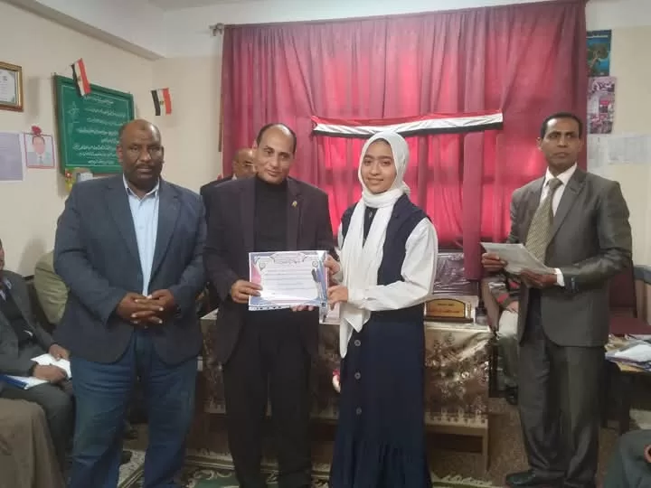 "الفقي" و "تهامي" يكرمان المتفوقين وحفظة القرآن الكريم في فصول الأوسط قمولا الثانوية 69 - جريدة المساء