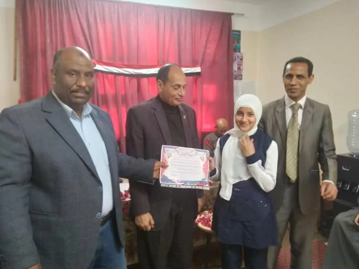 "الفقي" و "تهامي" يكرمان المتفوقين وحفظة القرآن الكريم في فصول الأوسط قمولا الثانوية 67 - جريدة المساء