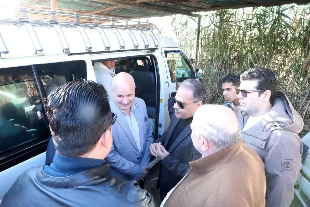 محافظ الشرقية يتفقد مواقف سيارات الأجرة العمومية بأبو حماد والزقازيق لمتابعة إلتزام السائقين بتعريفة الركوب الجديدة 19 - جريدة المساء