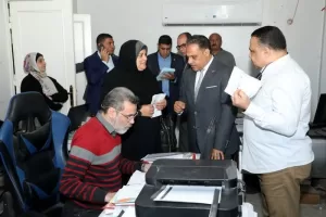 محافظ الشرقية يفاجئ العاملين بالإدارة العامة لحماية أملاك الدولة .. ويشدد علي تسهيل الإجراءات وإنهاء مصالح المواطنين 23 - جريدة المساء