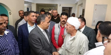 محافظ الشرقية يفاجئ العاملين بالإدارة العامة لحماية أملاك الدولة .. ويشدد علي تسهيل الإجراءات وإنهاء مصالح المواطنين 1 - جريدة المساء