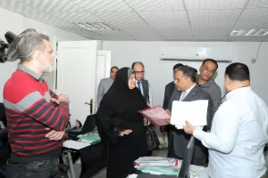 محافظ الشرقية يفاجئ العاملين بالإدارة العامة لحماية أملاك الدولة .. ويشدد علي تسهيل الإجراءات وإنهاء مصالح المواطنين 17 - جريدة المساء