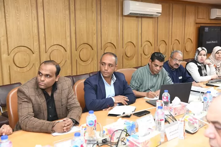 محافظ قنا يناقش الموقف التنفيذي لمشروع كورنيش نقادة.. ويؤكد: المشروع فرصة استثمارية وسياحية واعدة 21 - جريدة المساء