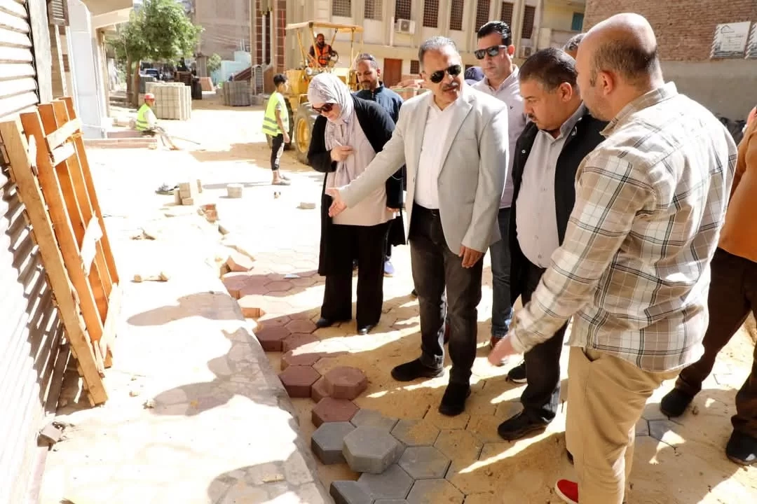محافظ الشرقية يتفقد أعمال تركيب بلاط الإنترلوك بمتفرعات شارعي الإمام مالك والنجدي بالزقازيق 19 - جريدة المساء