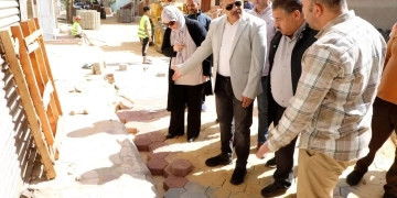 محافظ الشرقية يتفقد أعمال تركيب بلاط الإنترلوك بمتفرعات شارعي الإمام مالك والنجدي بالزقازيق 1 - جريدة المساء