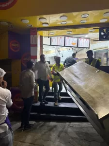 محافظة الجيزة تغلق وتشمع محال "ب لبن" و "كرم الشام" بشارع فيصل 41 - جريدة المساء