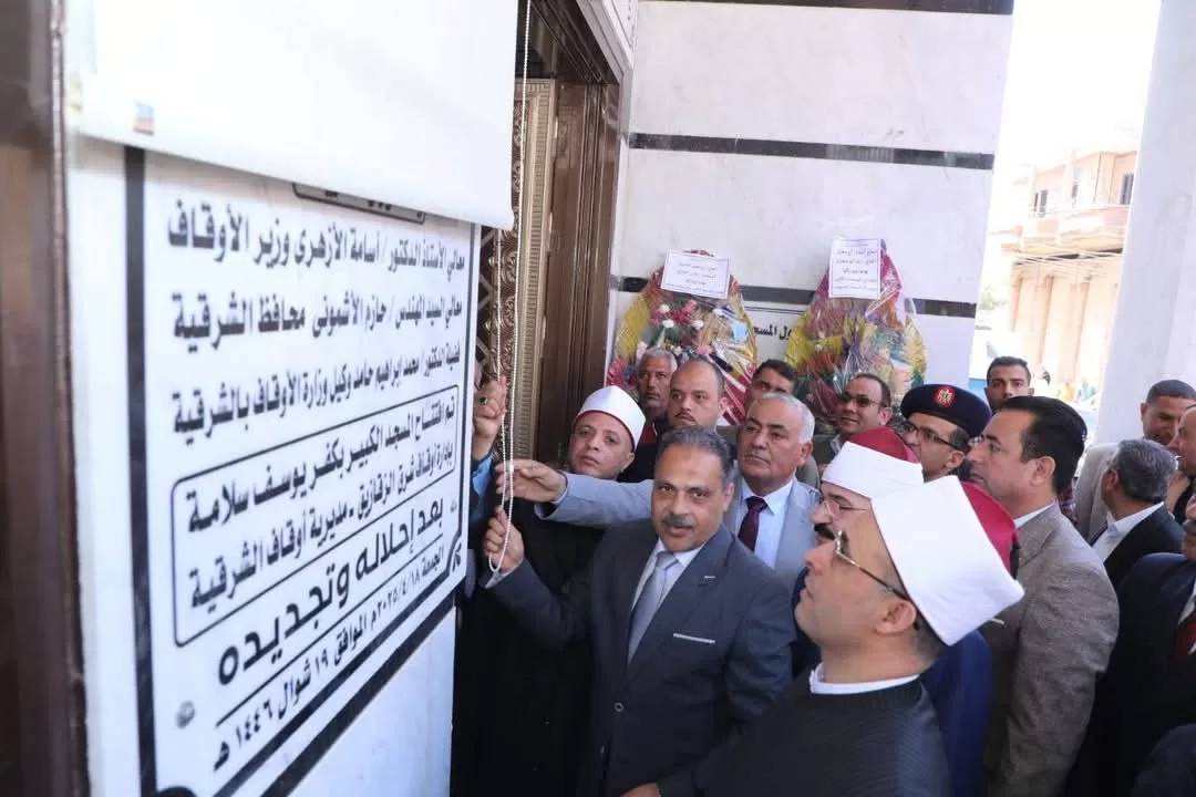 محافظ الشرقية يفتتح المسجد الكبير بكفر يوسف سلامه ويؤدي صلاة الجمعة بين جموع المصلين من أبناء القرية 18 - جريدة المساء