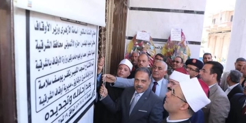 محافظ الشرقية يفتتح المسجد الكبير بكفر يوسف سلامه ويؤدي صلاة الجمعة بين جموع المصلين من أبناء القرية 1 - جريدة المساء