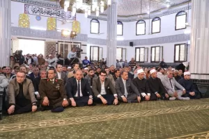 محافظ الشرقية يفتتح المسجد الكبير بكفر يوسف سلامه ويؤدي صلاة الجمعة بين جموع المصلين من أبناء القرية 24 - جريدة المساء