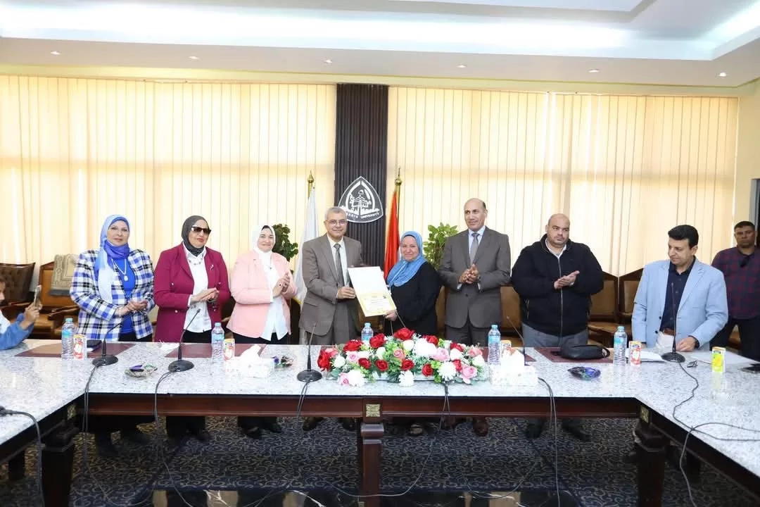 'أمهات من ذهب".. رئيس جامعة الزقازيق يُكرّم صانعات الأمل لعام 2025 19 - جريدة المساء