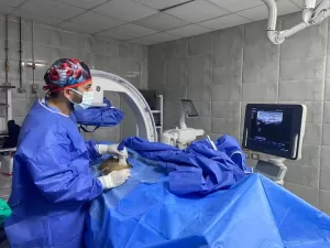 فى تدخل جراحى نادر لأول مرة بمستشفى الزقازيق العام ..إنقاذ حياة مريض بجلطة وريدية حادة 31 - جريدة المساء