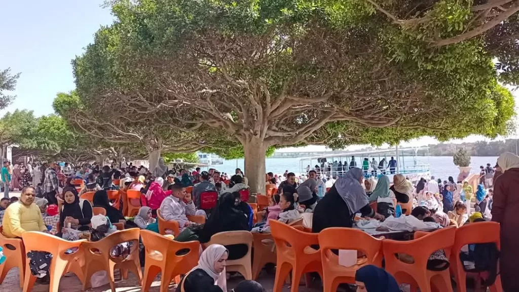 استمرار توافد المواطنين على حديقة الأسرة والرحلات النيلية بدسوق خلال عيد الفطر 25 - جريدة المساء
