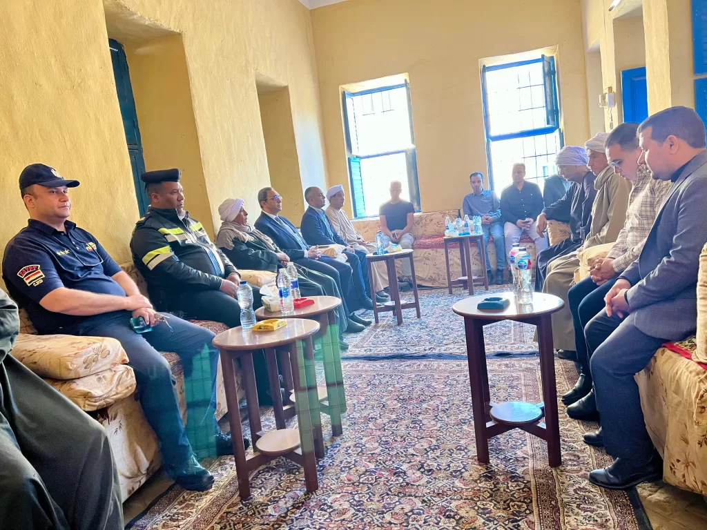 محافظ قنا يُقدِّم واجب العزاء في شهيد الواجب الوطني النقيب محمود عبد الصبور ابن قرية دنفيق بنقادة 26 - جريدة المساء