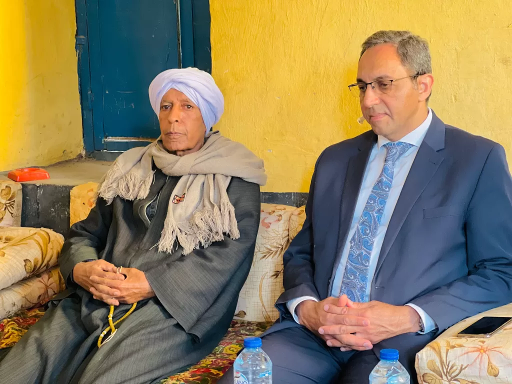 محافظ قنا يُقدِّم واجب العزاء في شهيد الواجب الوطني النقيب محمود عبد الصبور ابن قرية دنفيق بنقادة 20 - جريدة المساء